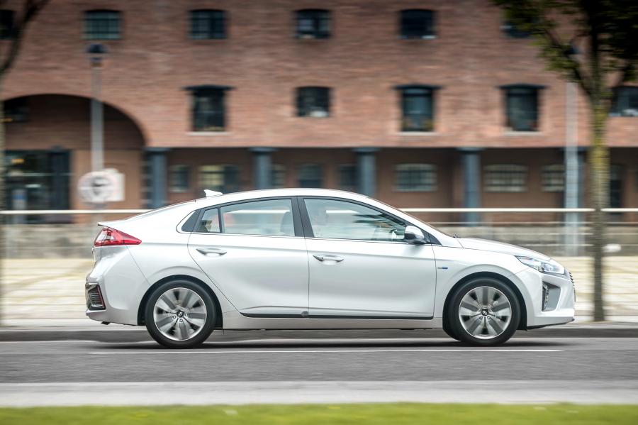  Hyundai IONIQ hybrid 2016 года  (UK) (фото 18 из 32)